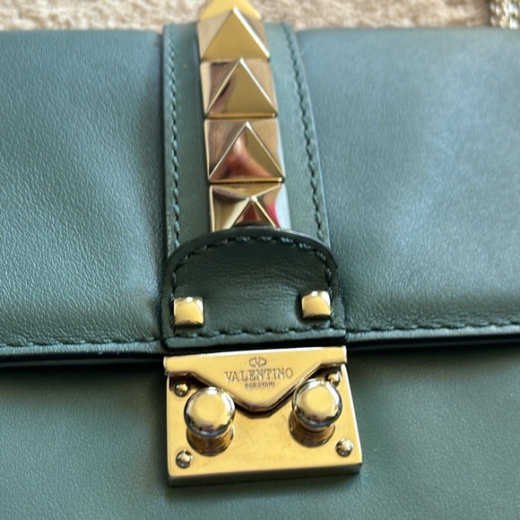 VALENTINO Green Pebbled Leather Rockstud Glam Lock Medium Flap Bag - Picture 10 of 10